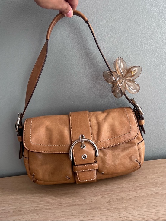 Coach Handbags - Vintage Coach Y2K Tan Soho Buckle Double Pocket Shoulder Bag